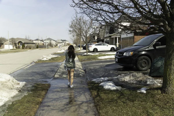Дівчинка Йде Тротуару Ранньою Весною Теплого Дня Канаді — стокове фото