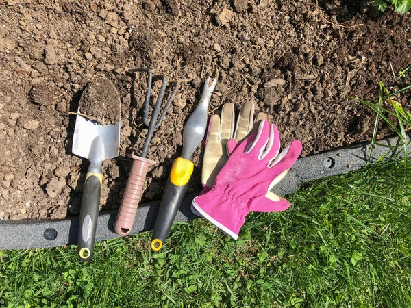 Gartengeräte Garten Auf Dem Boden — Stockfoto