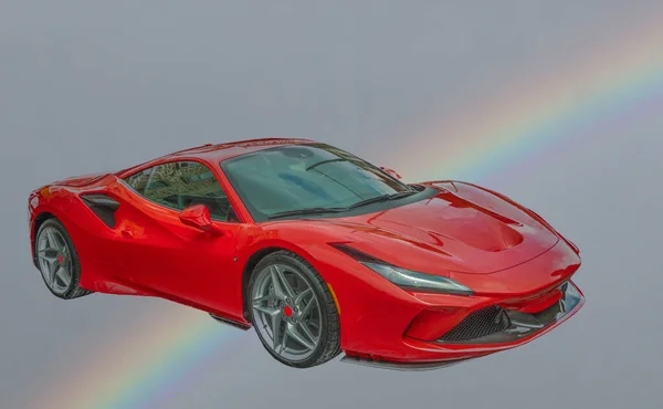 Raceauto Fel Rood Tegen Een Regenboog Met Een Koelrooster — Stockfoto