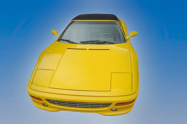 雲と青空に対する黄色のコンバーチブルフェラーリスポーツ車 — ストック写真