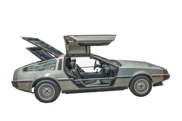 DeLorean DMC-12 kapılar kapalı, geri gelecek film otomobil prototip beyaz arka planda izole