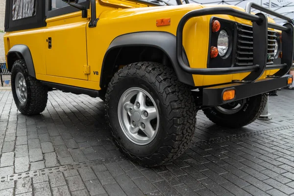 Fragmento Jeep Amarillo Con Una Rueda Delantera Parachoques Sobre Pavimento — Foto de Stock