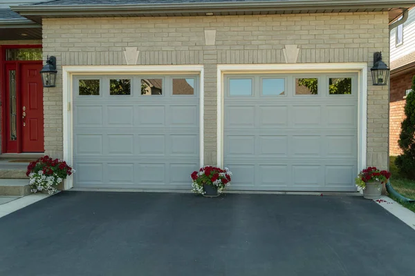 Duas Garagens Separadas Uma Casa Com Asfalto Entrada Frente Portão — Fotografia de Stock