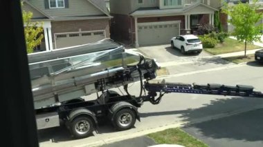 The operator directly from the cab controls the boom supplying the repair mixture