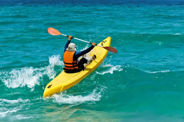 Atlet Uzak Kıyıya Yüzmeye Çalışırken Dalgalar Deniz Ile Kayık Içinde — Stok fotoğraf