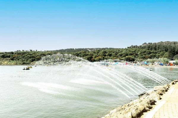 Fuentes Chorreando Lago Fueron Rociados Gente Navegando — Foto de Stock