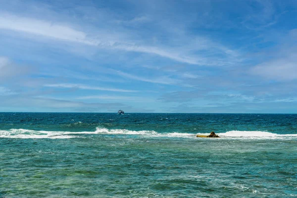 Ship Tourists Sailing Sea Shore Acre — Stockfoto