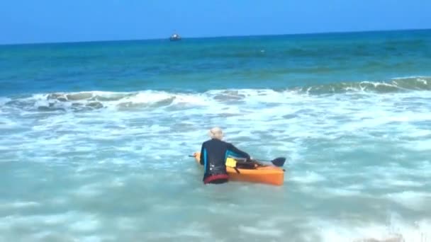 Beginner Tries Get Kayak Waves Overturn Kayak — Vídeo de Stock