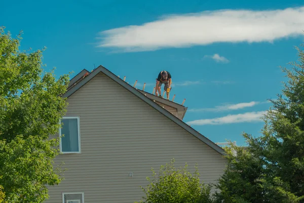 Roofer Installs Wooden Roof Slats Replace Old Shingles — 图库照片