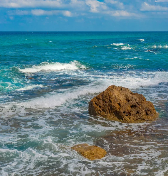 High Tide Mediterranean Sea Warm Foamy Waves Run Coastal Rocks — Stockfoto