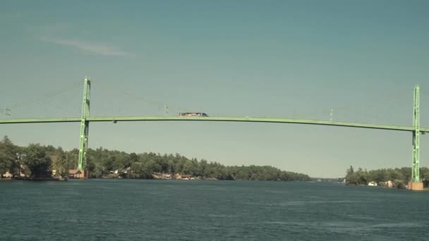 Camiones Cruzando Río San Lorenzo Través Del Puente América Canadá — Vídeos de Stock