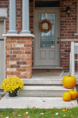Kapıda üç balkabağı var, Cadılar Bayramı yaklaşıyor..