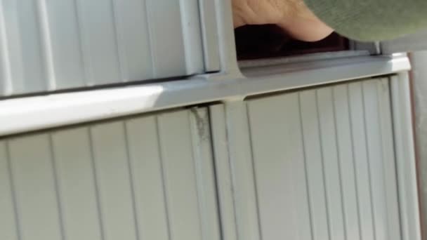 Omul Deschide Cutia Poștală Scoate Poșta Primită — Videoclip de stoc