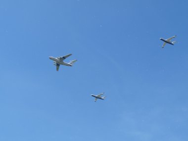 mavi gökyüzünde uçan üç uçak