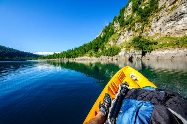 Horské jezero od kajak — Stock fotografie