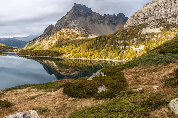 Альпийское озеро осенью — стоковое фото