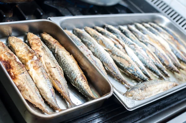 Filet van makreel gebakken in restaurant keuken — Stockfoto