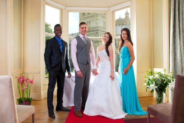 Gelin ve damat ile en iyi adam ve gelinin nedimesi