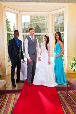 Gelin ve damat ile en iyi adam ve gelinin nedimesi