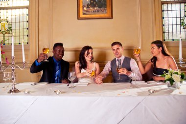 Gelin ve damat ile en iyi adam ve gelinin nedimesi