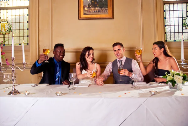 Gelin ve damat ile en iyi adam ve gelinin nedimesi