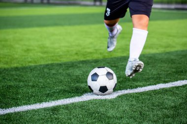 Bulanık futbolcuyla futbol topuna seçici bir odak noktası. Futbol arkaplanı çek.