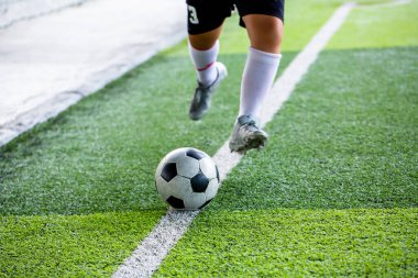 Bulanık futbolcuyla futbol topuna seçici bir odak noktası. Futbol arkaplanı çek.