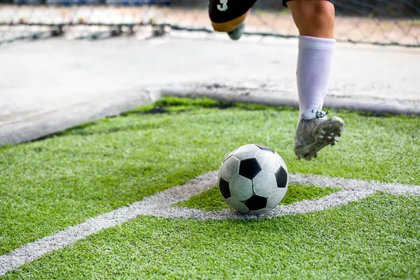 Bulanık futbolcuyla futbol topuna seçici bir odak noktası. Futbol arkaplanı çek.