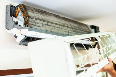Klima filtresi için seçici odak erkek teknisyenin bulanık eliyle bir sürü toz. Evdeki klimada kendi kendine temel temizlik tozu..