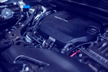 Modern araba motor odasının otomotiv endüstriyel kısmına seçici odaklanma, Makine tüm parçaları ve açık kaputu gösteriyor. Yeni arabanın makine dairesi.
