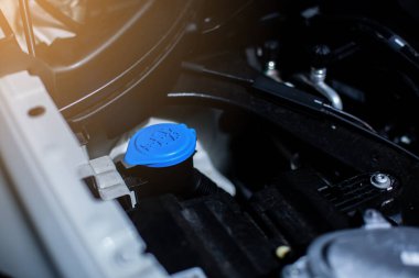 Araba motor odasındaki su tankı sileceğine odaklanın. Araç ve araçların hizmet ve bakımı.