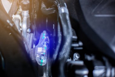 Araç makine dairesinde kontrolü onaylamak için fındık ya da bağlantı üzerine işaretleyici boya seçici odak.