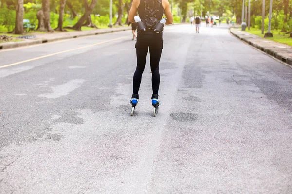 Een Man Die Rolschaatst Het Park Oefening — Stockfoto