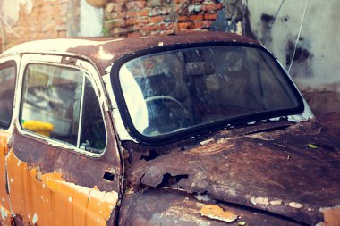 Eski paslı araba, beyaz arka planda izole edilmiş. Antika araba.