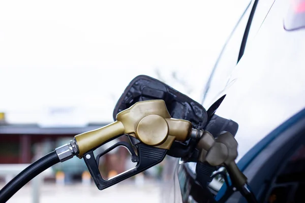 Mão Enchendo Carro Preto Com Combustível Posto Gasolina Energia Petróleo — Fotografia de Stock