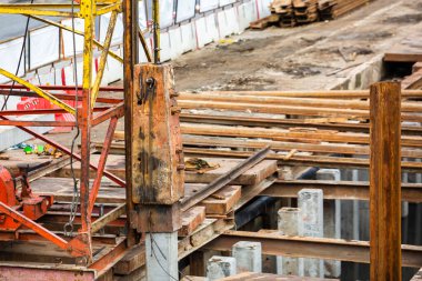 İnşaat alanında vinç kazımaya ya da vinç arkaplanında çalışmaya özen gösterin. Tayland.