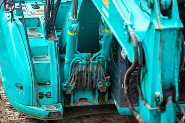 Eski mavi buldozerin seçici odağı onarılmayı bekleyen sabit duruyor. İnşaat alanı.