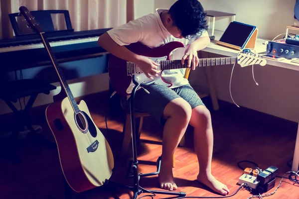 Выборочный Фокус Азиатского Мальчика Играющего Гитаре Студии Музыкальный Инструмент — стоковое фото