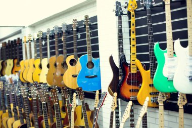Bulanık gitarlı elektro gitara seçici odak müzik enstrüman mağazasındaki müzik galerisinde asılı.