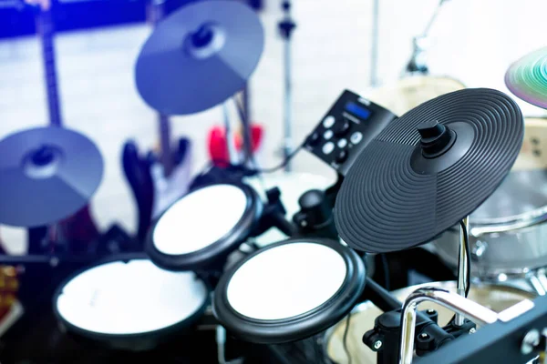 音楽室に設置された電子ドラムの電子シンバルへの選択的焦点 電子楽器の概念 — ストック写真