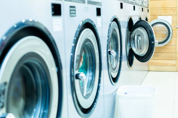 Çamaşır yıkama merkezindeki birçok çamaşır makinesine odaklanın. Perakende mağazasında çamaşır makineleri.