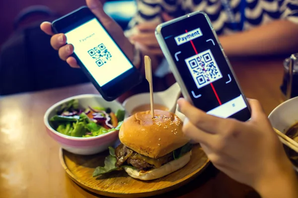 Selective Focus Hamburger Blurry Smartphone Hand Scan Code Payment Tag Royaltyfria Stockfoton