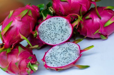 Ejderha meyvesi beyaz arka planda izole. Asya kırıntısı.