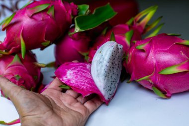 Ejderha meyvesi beyaz arka planda izole. Asya kırıntısı.