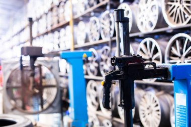 Araç tekerleği tamir makinesinin bulanık alaşımlı tekerlekleri olan kısmına seçici odak.