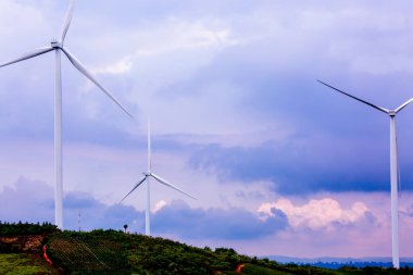 Elektrik üretimi için yel değirmenleri. Yel değirmeni çiftliği yeşil enerji üretiyor. Tayland 'daki Khao Kho Dağı' nda jeneratör türbinleri var. Yenilenebilir enerji kavramı.