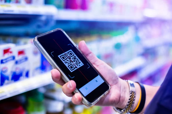 Код Смартфоне Размытыми Товарами Полках Супермаркетов Сканируйте Код Помощью Мобильного — стоковое фото