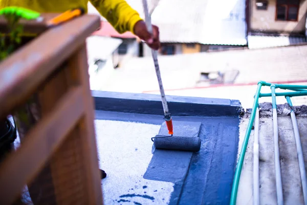用防水涂料滚筒在玻璃纤维上涂刷灰色地板 加固网 修补防水甲板地板 — 图库照片