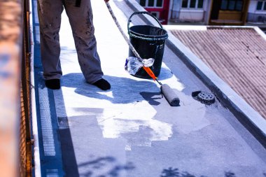 Su geçirmez boya ruloları, su geçirmez ağ, su geçirmez güverte döşemesi tamiri için boyalı gri zemin..