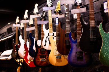 BANGKOK, THAILAND, 12-Aug-2022: Gitar dükkanı, gitarlar, pop rock sanatçısı şarkısı ve eğlence enstrümanı.